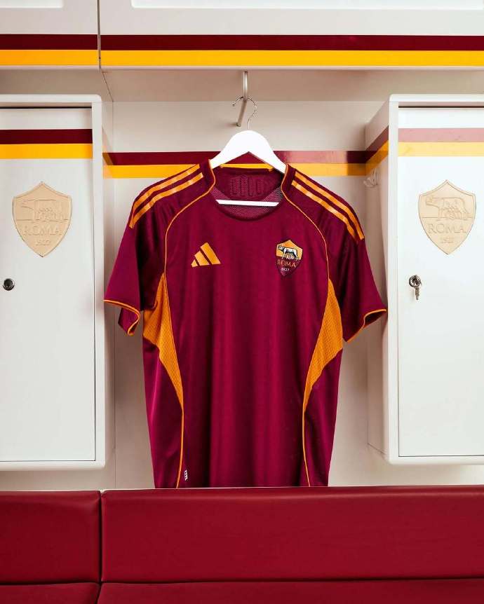 罗马正式发布25/26赛季主场球衣:经典阿迪版型,酒红色打底