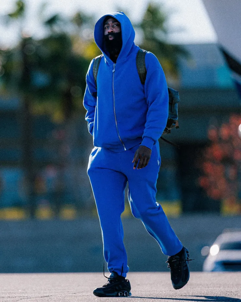 快船社媒晒球员奔赴客场的登机照片，哈登等球员出镜